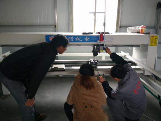 客戶(hù)檢查絎縫機(jī)