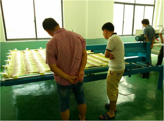 客戶觀看機器工作現場