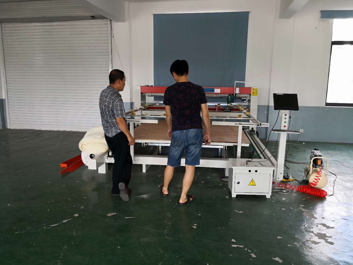 山西臨汾老板考察鼎諾機(jī)電絎縫機(jī)